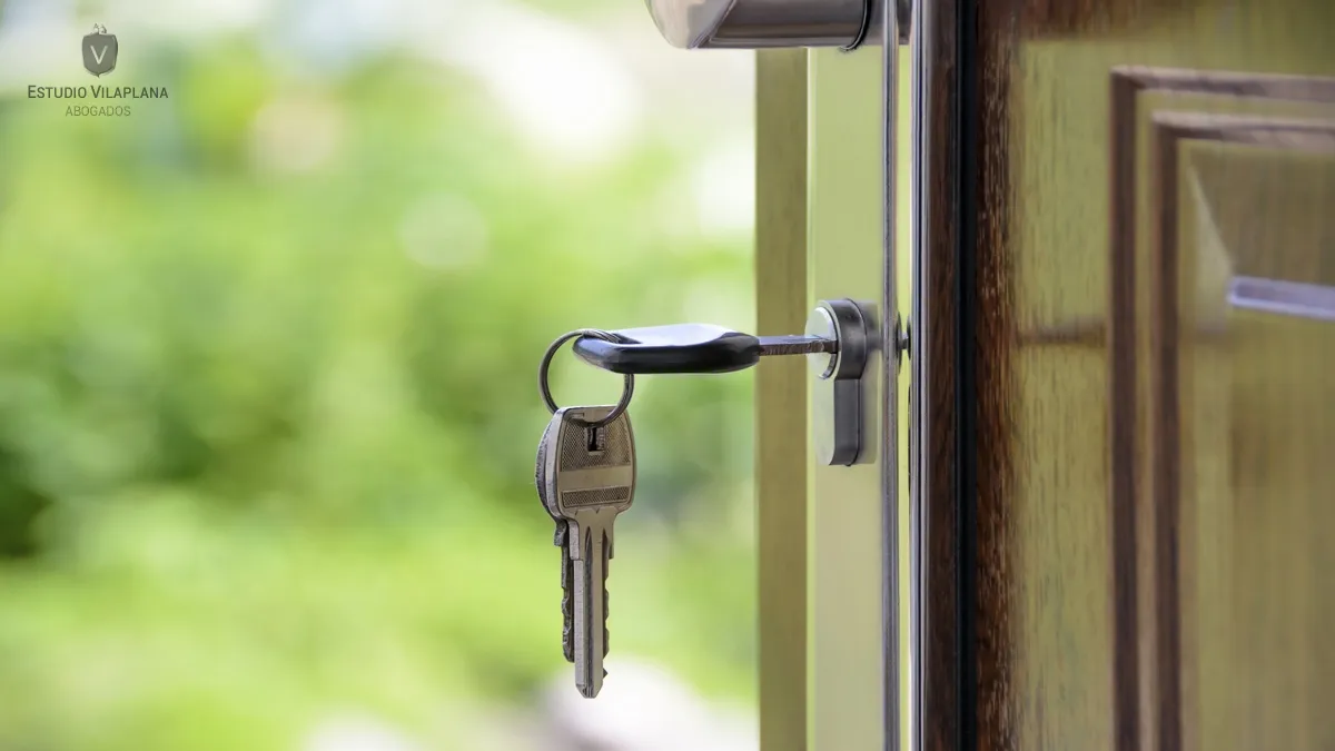 Compraventa de inmuebles en Argentina Llave colocada en la cerradura de una puerta abierta de una casa